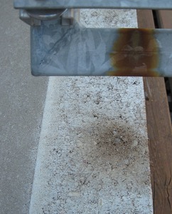 Obr. 2B Zneitn kovovho a tak betonovho profilu vyplavenmi tslovinami dubu bez oeten povrchovou pravou v exterirov expozici