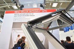 Novinka: Střešní okno Velux Integra GPU se systémem vnějšího stínění, které lze využívat při jakékoliv poloze otevřeného okna. Okno bude uvedeno na německý trh v létě 2019.