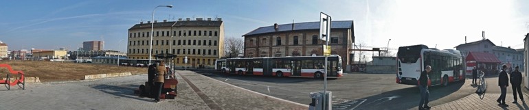 Panorama – odleva autobusov ndra Zvonaka, smyka MHD s retro kulisami, Doln ndra
