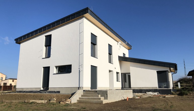 Pasivní dům v jižních Čechách v den měření průvzdušnosti obálky budovy prokazující splnění podmínek dotačního programu