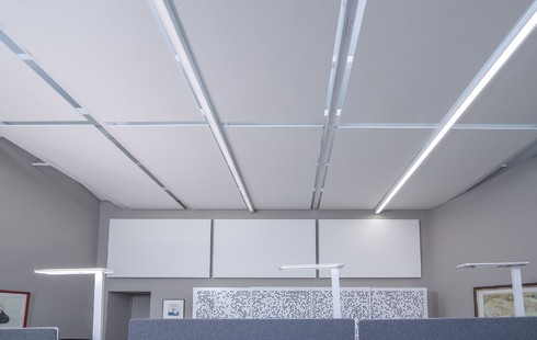 Knauf Cleaneo Single Smart se vyznačuje vysokou pohltivostí zvuku a díky velkému absorpčnímu efektu zajišťuje velmi dobré akustické podmínky v místnostech kde je instalován.