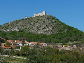 Pálava a hrad Děvičky s částí Pavlova