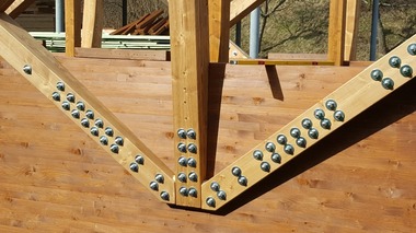 Obr. 1: Kolíkový spoj se svorníky typu „dřevo-dřevo“ – připojení prutů příhradové soustavy k lepenému nosníku