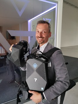 Pavel Sovika Panattoni Europe s HP VR Backpack PC a VR brlemi XTAL od VRgineers 