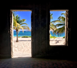 Autor: Ondrej Kruzica - Dveře a okno opuštěné vily blízko Tulumu na Jukatanu v Mexiku. Přiblížili jsme se opatrně - lidé tam mohou střílet nepovolané - a zjistili, že stavba je prázdná