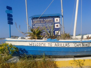 Autorka: Jitka Středová - Krásná modrá loďka  zve neobvyklým způsobem návštěvníky ke vstupu do  letoviska Arillas