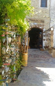 Autorka: Jitka Středová - Malý obchůdek řeckého majitele se suvenýry na Korfu ve městečku Afionas