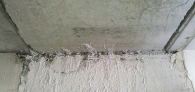 Obrázek 7.: Poškozený stěnový panel v místě uložení stropního panelu. Stav zjištěn při rekonstrukci po odstranění původního bytového jádra, T06B-KDU, Židlochovice.