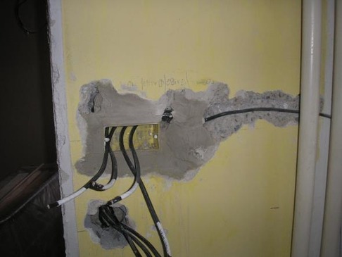 Obrázek 9a.: Drážky provedené pro elektro instalaci hluboké až 40 mm v nosných stěnových panelech tloušťky 140 mm. Soustava B70/R, Brno.