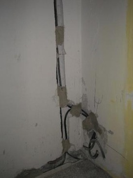Obrázek 9b.: Drážky provedené pro elektro instalaci hluboké až 40 mm v nosných stěnových panelech tloušťky 140 mm. Soustava B70/R, Brno.