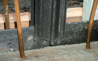 Obr. 8: Detail napojenia tesniacej rúry na tesniaci pás [9]