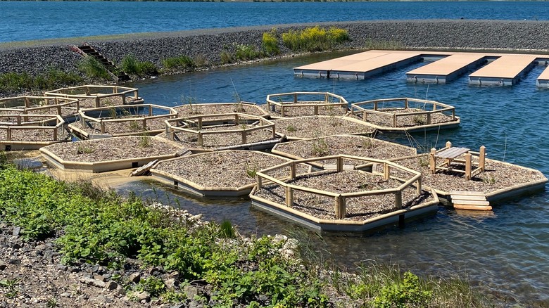 Plovoucí ekomola na jezeře Most, foto Metrostav