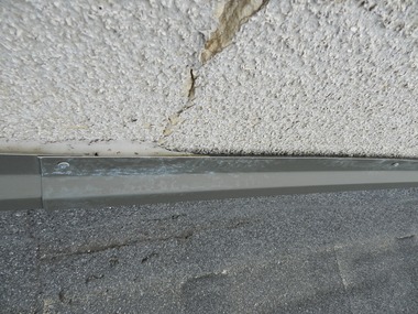 Obr. 1 Nesystémové riešenie a absenciou krycej lišty – detail styku pri vysokej stene