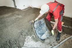Vzniklý lehký beton vylijeme na očištěný podklad