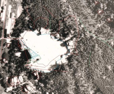 Obr. 7: Rozsah těžby v pískovně Adršpach v roce 1946 modře, rok 2012 červeně.