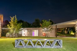 Atrium zahrady domu uzavírá lavice od Davida Karáska z firmy mmcité