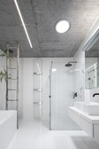 Minimalistická koupelna se světlovodem