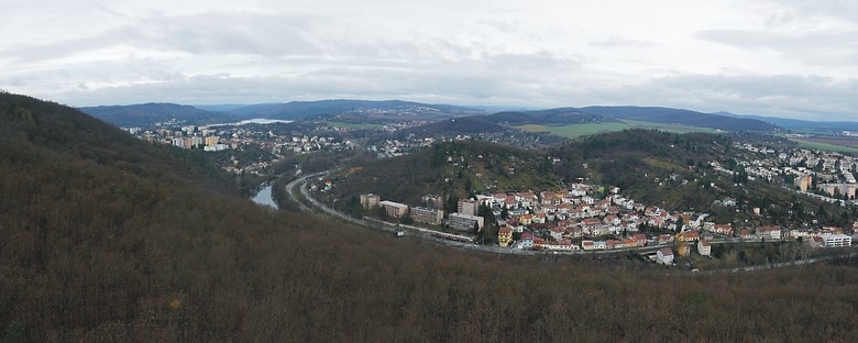 Pohled na Komín, meandr Svratky, vlevo v pozadí sídliště Bystrc a Brněnské přehrada