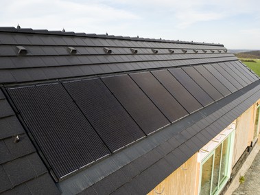 Zdroj: S-Power Energies, s.r.o. Foto In-roof instalace FVE a tepelného čerpadla pro rodinný dům