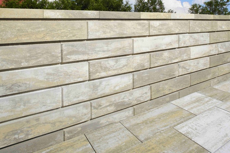 Moderní betonové ploty snadno sladíte například s dlažbou. Jako BEST – BOHEMA.