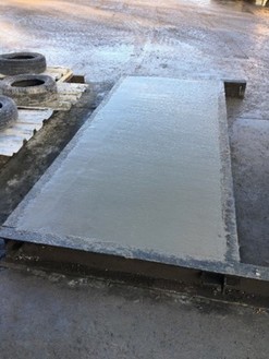 Prvek panelu pro dopravní stavby z recyklovaného betonu – po betonáži