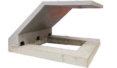 Obrázek 2 – Lavička a detailní pohled na základovou část konstrukce lavičky