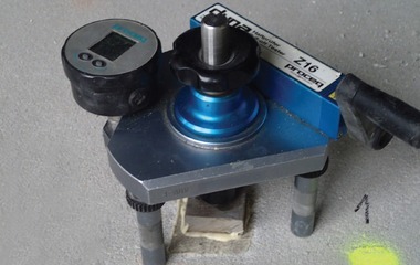 Přenosná hydraulická aparatura DYNA Z 16 určená k provádění odtrhových zkoušek in situ