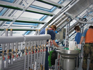 Laboratoře s tepelnými a kultivačními systémy fotobioreaktoru v patře bývalého zámeckého skleníku.