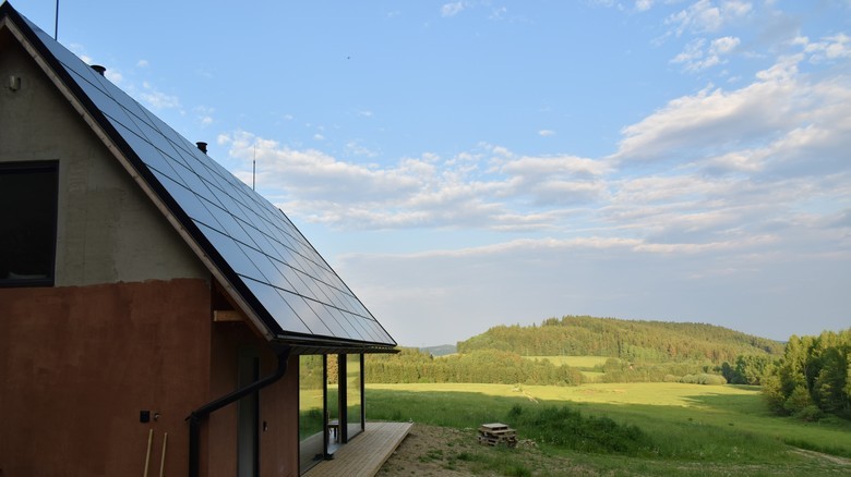 Celou jižní stranu střechy pokrývá fotovoltaická elektrárna z celočerných panelů. foto © TZB-info