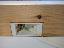 Obr. 3b: Funkční vzorek nového řešení – optický kabel připojený konektorem s FBG snímačem uvnitř nosníku