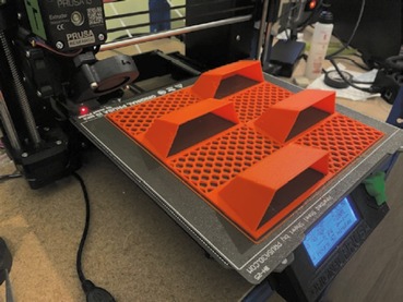 Obr. 4 Výroba krycí desky vegetačního panelu metodou FDM 3D tisku