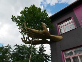 Strom chrnn rukama – Kristkv dm (autor Ing. arch. Petr Brandejsk)