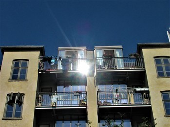 Detaily instalace teplovodních i fotovoltaických panelů na fasádách i balkonech domů. (Foto B. Koč)