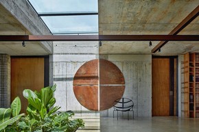 Konfrontace dekorací s betonem stavby