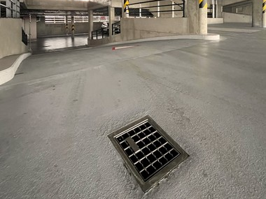 Systém bodového nerezového odvodnění MEA v parkovacím domě na Černém mostě