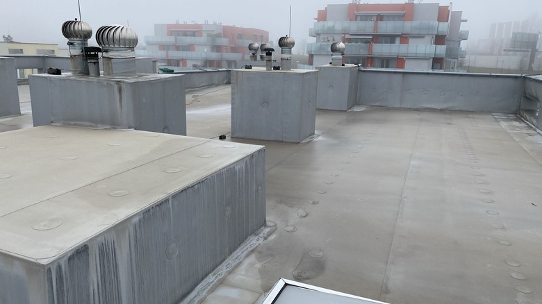 Degradovaná hydroizolace z mPVC na ploché střeše, foto: redakce