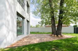 Jednoduchá terasa ze dřeva (Zdroj: studio No Architects)