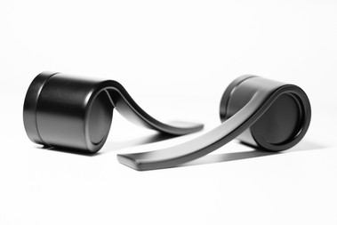 Cobra UNICO Vulcanus – Kombinace masivního středu kliky s lehkou úchopovou vlnou je natolik osobitá a jedinečná, že bude jistě inspirovat i při výběru dalších stylotvorných prvků interiéru.
