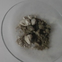 Obr. 1c: Vzorka zeminy (C) po pokvapkaní fenolftaleinom