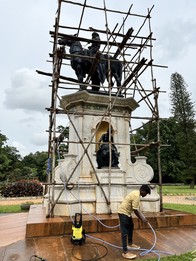 Průběh čištění památkově chráněné sochy