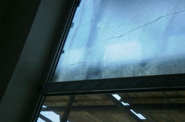 Nevhodné zastínění skla při stavbě (stavební materiál, lešení, obytné buňky v těsné blízkosti skla)