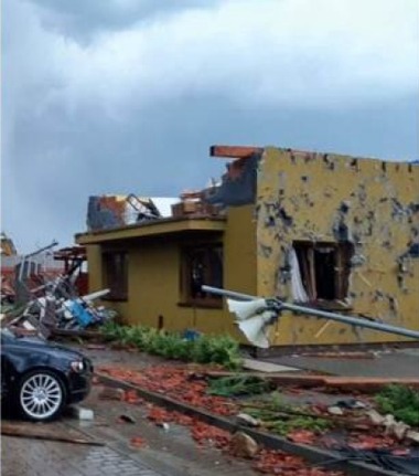 Obr. 2b – Ukázka poškození dvoupodlažních zděných objektů – fotografie domu po přechodu tornáda, zdroj: internet Tornádo Morava – Google obrázky