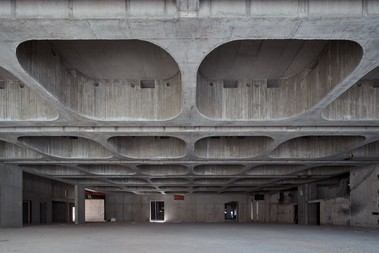 Rekonstrukce stropní partie velkého sálu z předpjatého pohledového betonu