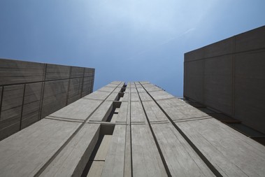 Sanovaný povrch historického monolitu na vertikále severní technologické věže