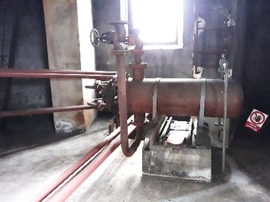 Obr. 3b: Výsypka uhelného zásobníku ve 2. patře, část původního strojního vybavení