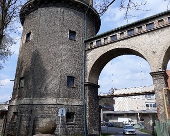 Obr. 4a: Věž spojená s kotelnou nadzemním můstkem se 2 oblouky