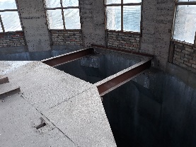 Obr. 6b: Třetí patro s vysokými okny: podlaha nad uhelným zásobníkem