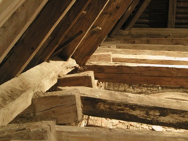 Obr. 4: Krov panského domu čp. 95 v Budíškovicích (okres Jindřichův Hradec), nakloněná krátčata na severní straně střechy prozrazují destrukci vnější pozednice. (Foto autor 2008)