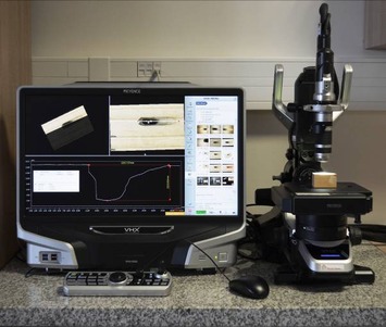 Obr. 3a: Ukázka měření mikroskopické struktury dřeva na digitálním mikroskopu Keyence VHX 5000 (Thermo Sanace s.r.o.)