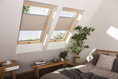 Pro zvýšení komfortu života v podkroví je dobré střešní okna vybavit také stínicími doplňky.